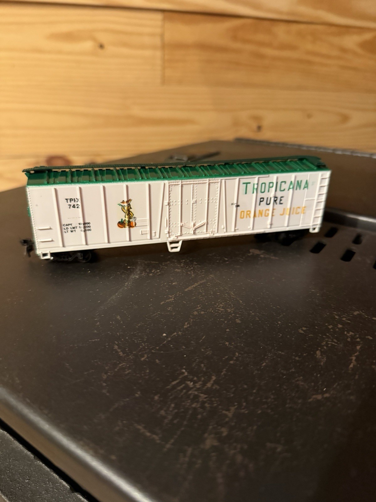 AHM 5242-08 Tropicana Refrigerator Train Car