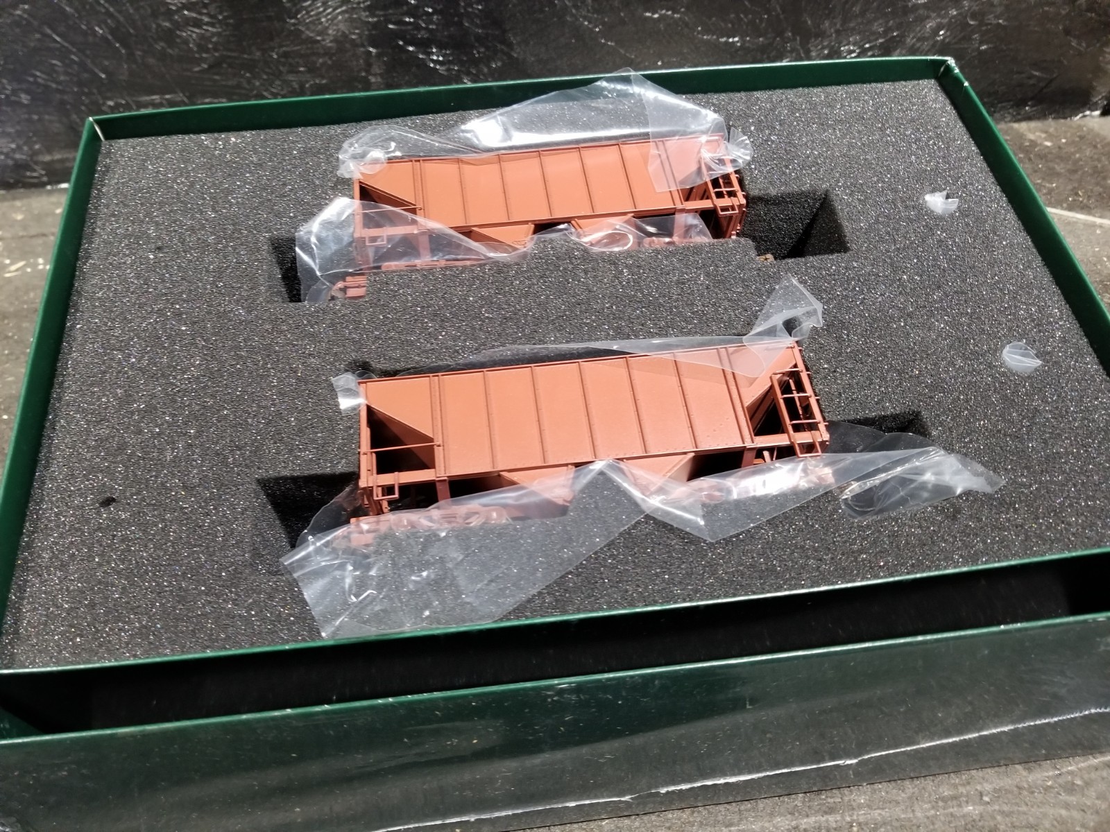 Bachmann spectrum 0n30 Undecorated 2 Bay Hopper 2 Pack (Oxide Red)