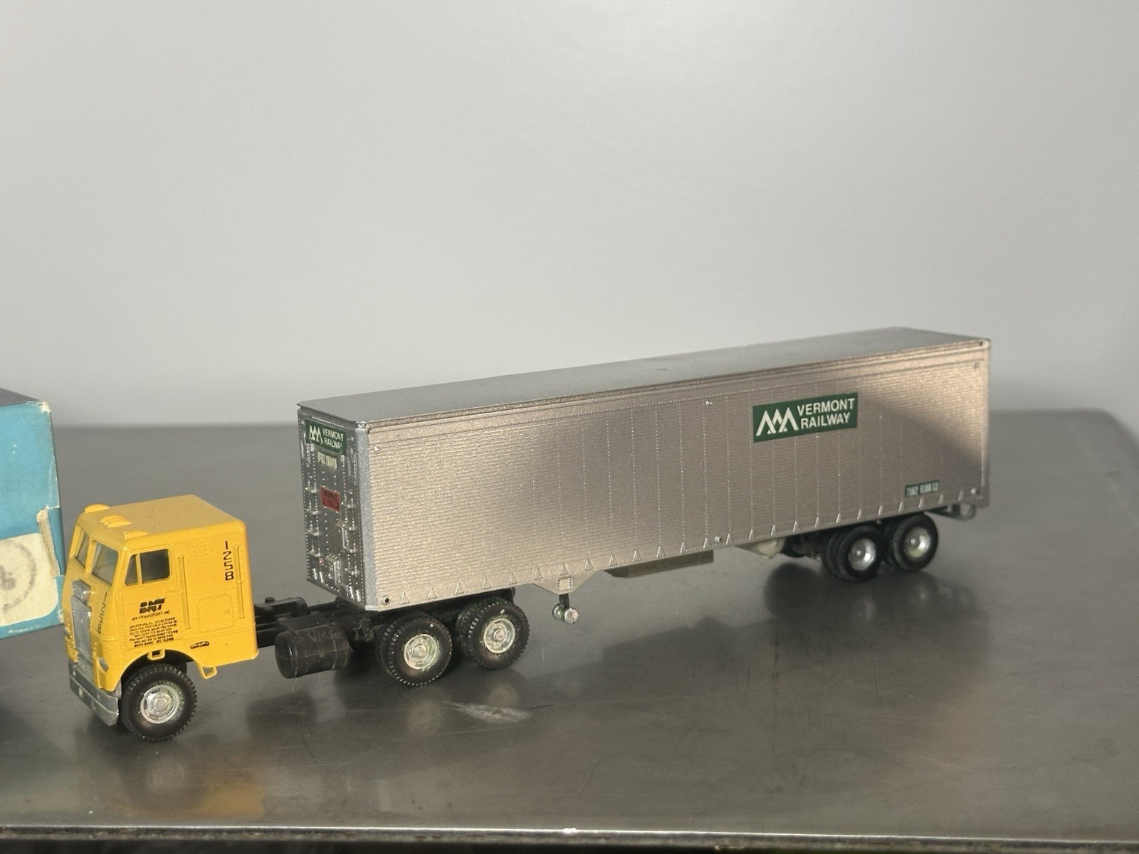 Athearn HO BNT Transport Tractor & Vermont Railway 40’ Trailer. Includes a box