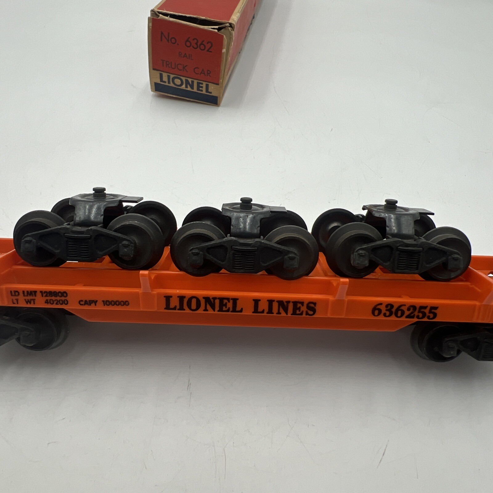 LIONEL POSTWAR O GAUGE 6362 ORANGE RAIL TRUCK CAR WITH 3 TRUCKS #636255 + BOX