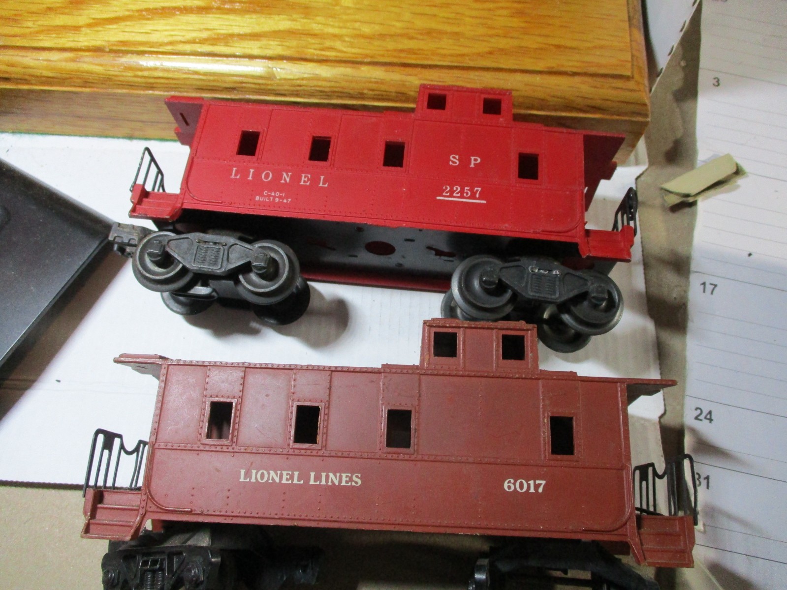 (2) VINTAGE Lionel O GAUGE CABOOSES-#6017 Brown & Red #2257