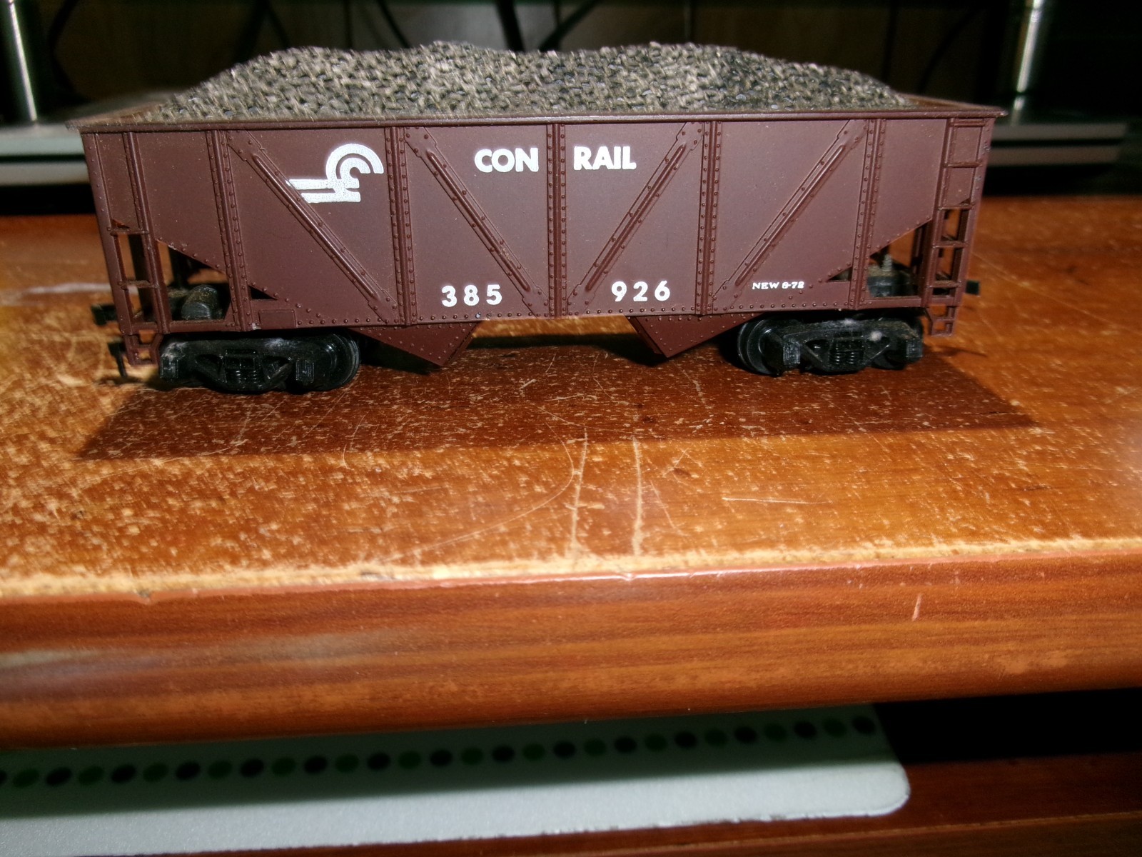 UNKNOWN BRAND HO SCALE TWO BAY HOPPER CAR WITH LOAD-CONRAIL