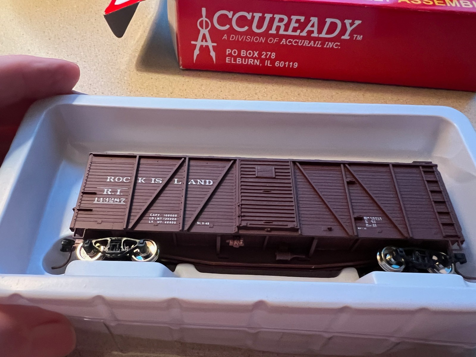 Accuready/Accurail HO Rock Island 40′ Wood Boxcar w/ 6 Panel Door RTR NIOB